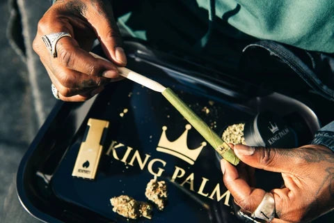 King Palm: imagen de marca con bandeja y logotipo dorado King Palm