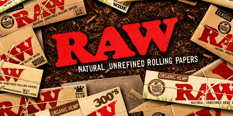 Portada editorial de la colección RAW con empaques kraft y logotipo rojo